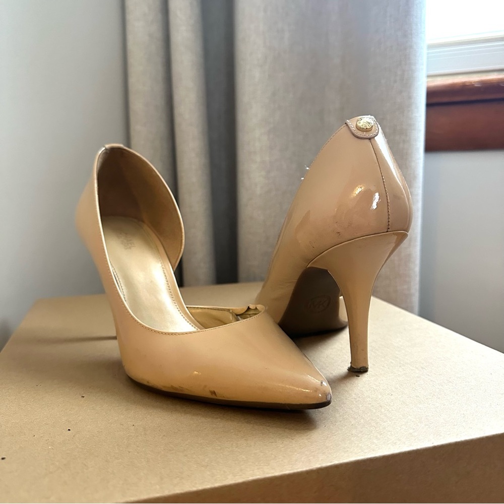 MICHAEL Michael Kors Beige tan nude patent leather pointed toe heels, Size 8